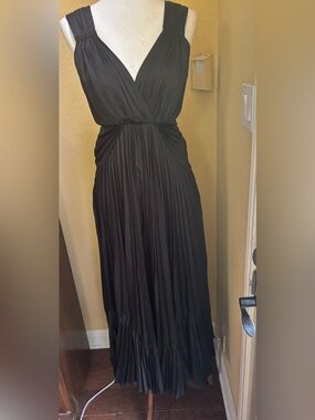 Diane Von Furstenberg Black Pleated Midi Dress. Size 2